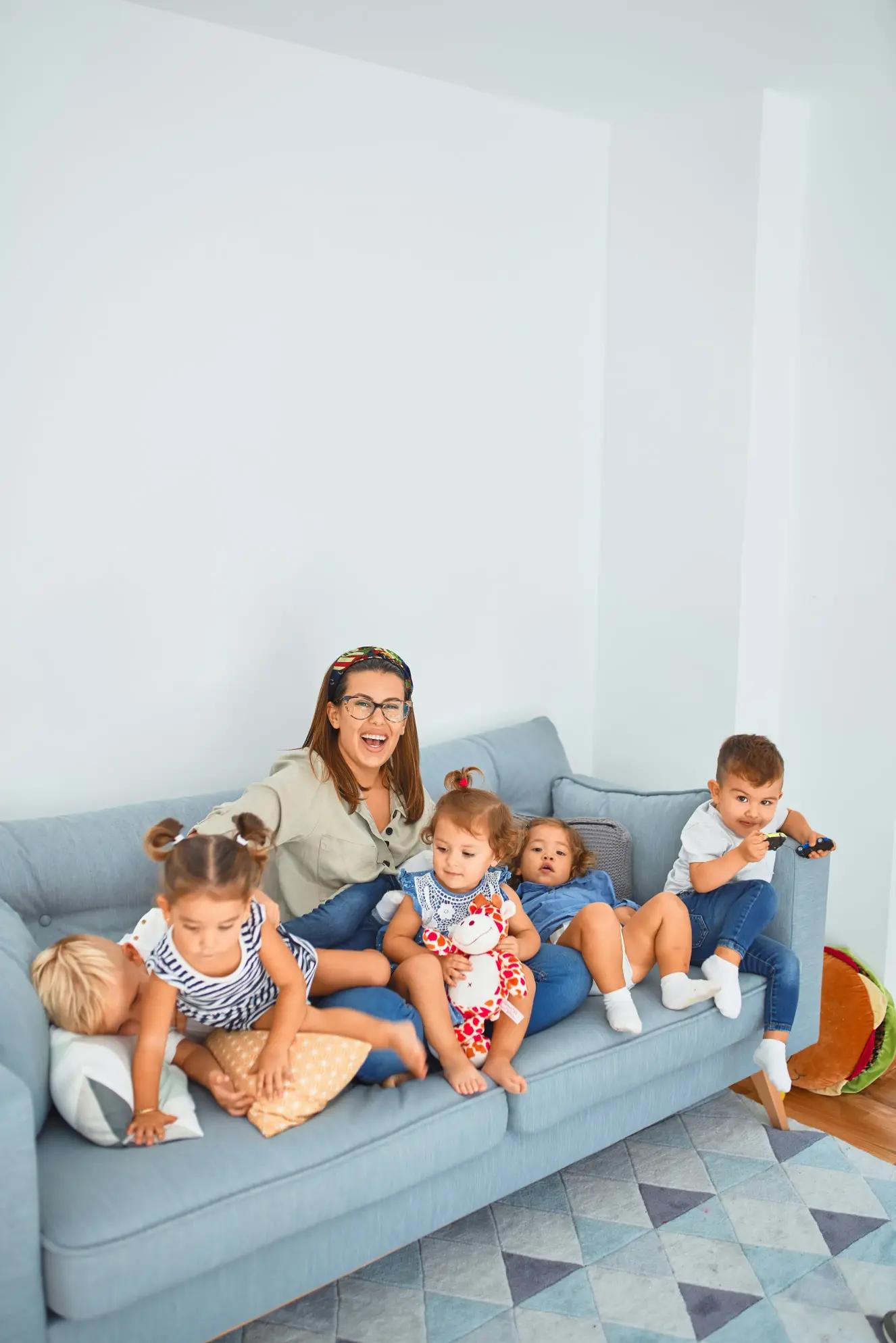 Assistante maternelle avec des enfants