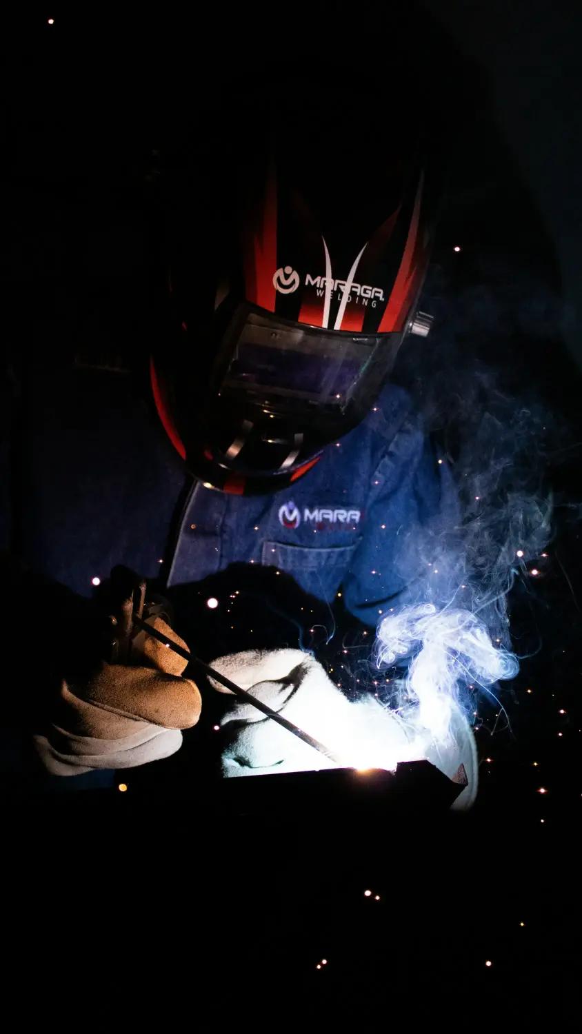 Artisan soudeur au travail à La Réunion
